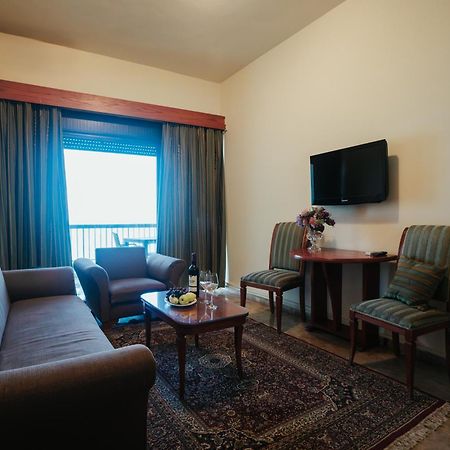 Holiday Suites Hotel & Beach Resort Jounieh Buitenkant foto
