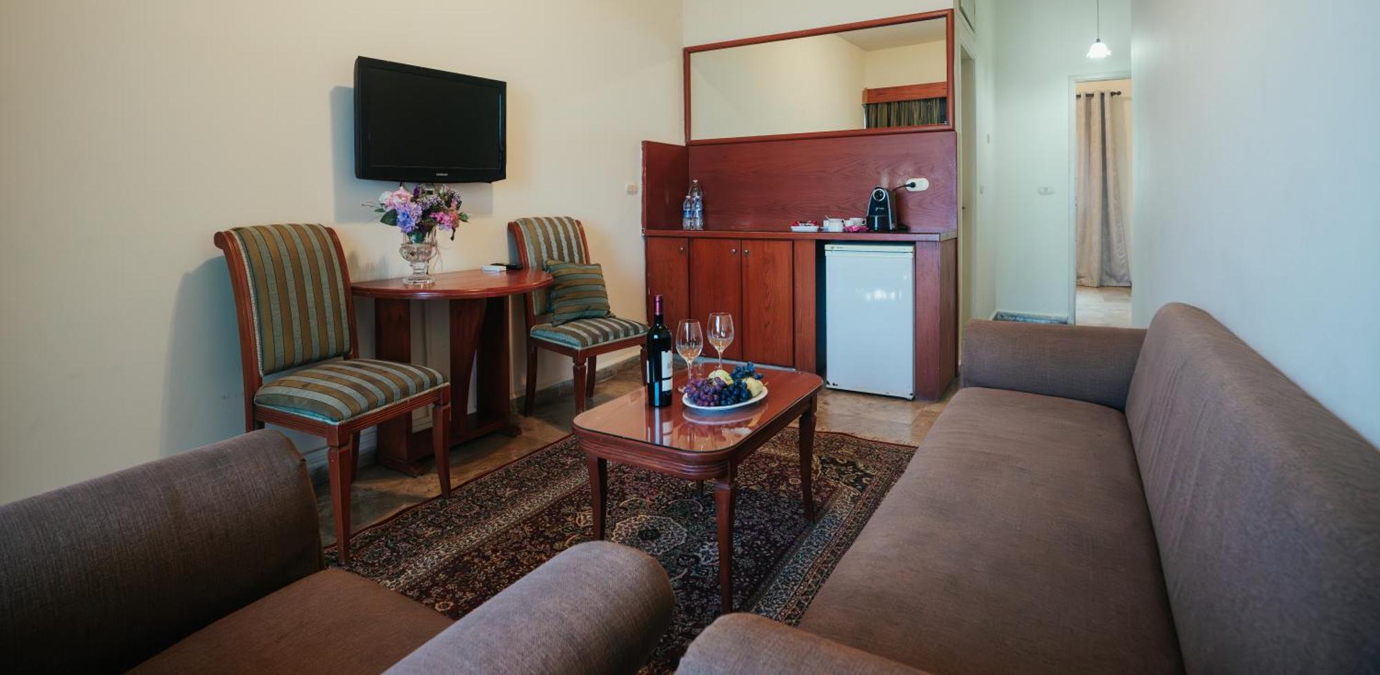 Holiday Suites Hotel & Beach Resort Jounieh Buitenkant foto