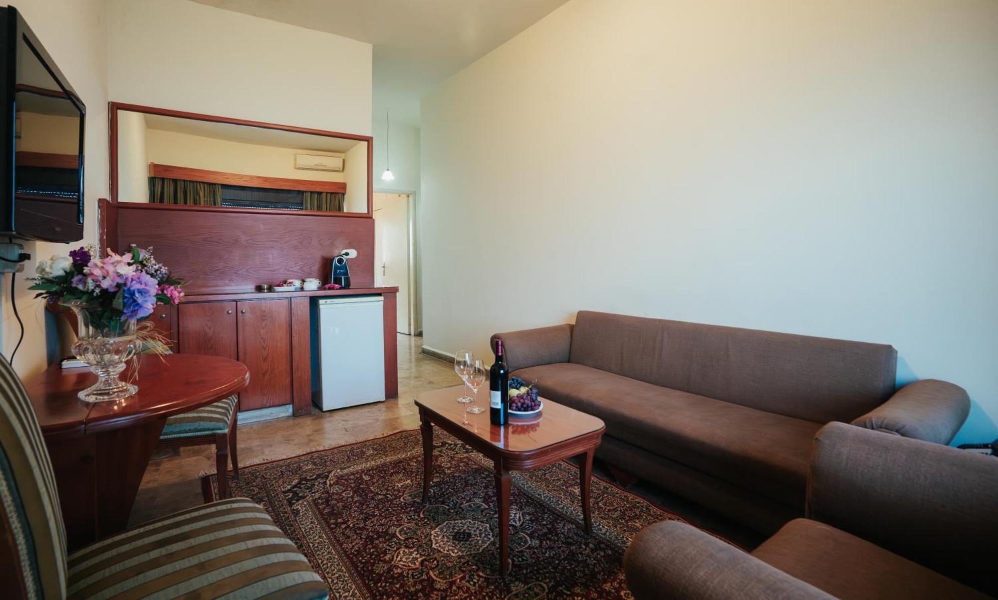 Holiday Suites Hotel & Beach Resort Jounieh Buitenkant foto