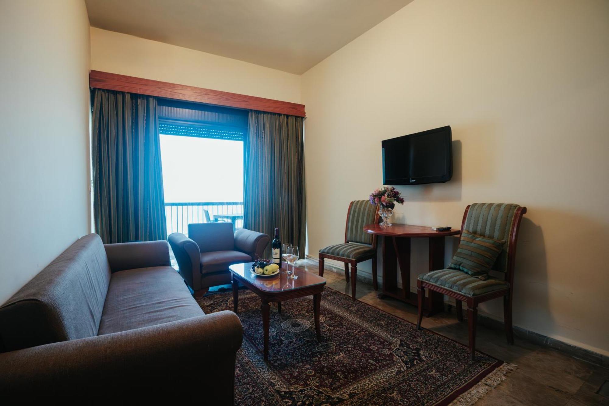 Holiday Suites Hotel & Beach Resort Jounieh Buitenkant foto