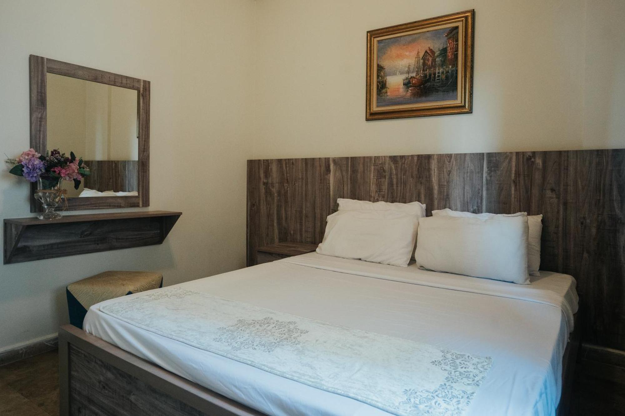 Holiday Suites Hotel & Beach Resort Jounieh Buitenkant foto
