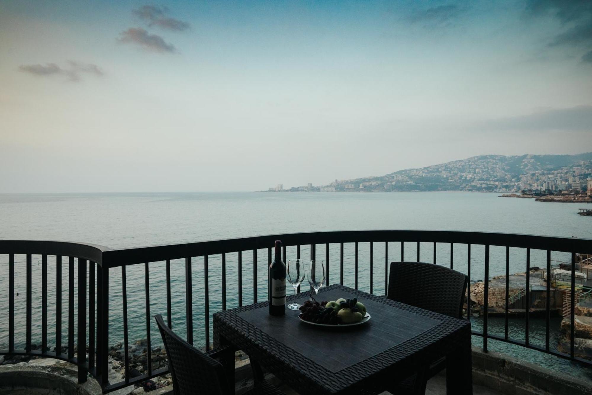 Holiday Suites Hotel & Beach Resort Jounieh Buitenkant foto
